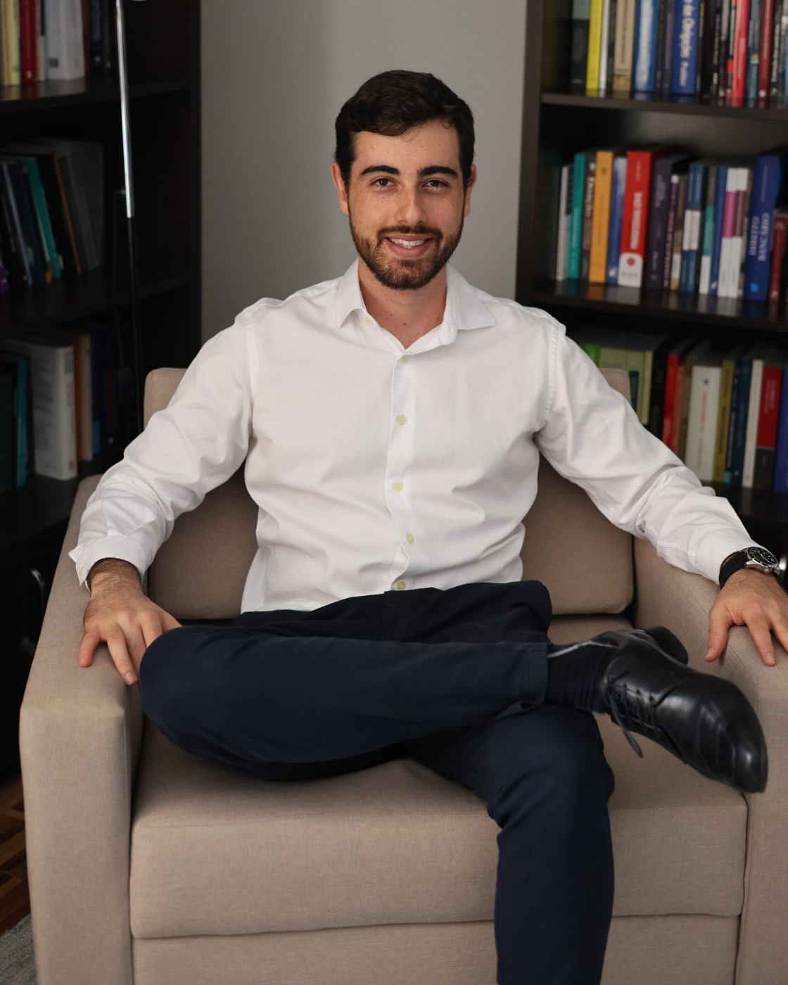Dr. Lucas Hapner sentado em seu consultório